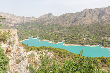 Guadalest Reservoir, a beautiful circular route through the emerald heart of the Vall de Guadalest