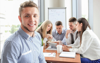 Obraz premium Businessman with colleagues in the background in office.