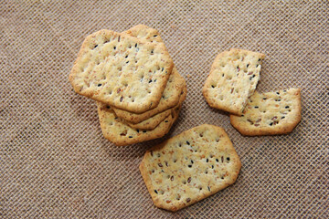 crispy diet crackers with cumin and quinoa seeds