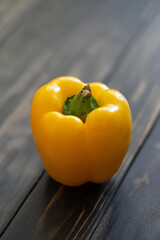 Gelbe Paprika auf einem dunklen Holzuntergrund