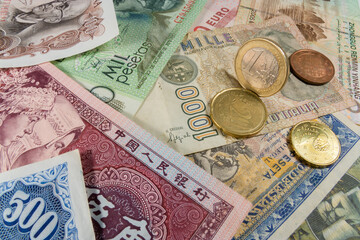 Varias monedas y billetes de dinero internacional.