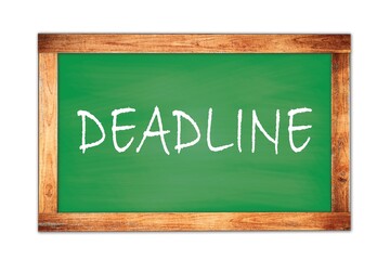 Obraz premium DEADLINE text written on green school board.