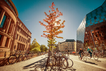 Fahrräder in Freiburg vor der Uni Bibliothek
