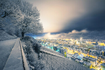 Freiburg von oben im Winter mit Schnee, beim Schlossberg