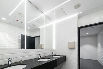Nowoczesna łazienka z dużym lustrem na całą ścianie. Oświetlenie led sprytnie umieszczone w...