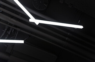 Detal na nowoczesne i designerskie oświetlenie led. Czarny sufit.