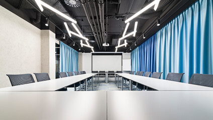 Fototapeta Przestrzeń biurowa, sala konferencyjna na spotkania biznesowe i prezentacje obraz
