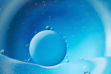Fototapeta na wymiar abstract light blue background with oil circles . bubbles of water close up .