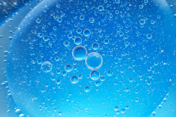 Naklejka na ściany i meble abstract light blue background with oil circles . bubbles of water close up .