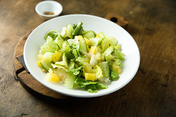 Leaf salad with cucumber and pineapple