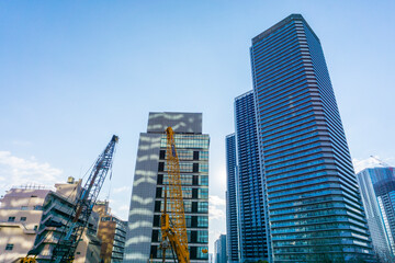 Obraz premium Exterior of high-rise condominium and refreshing blue sky scenery_c_42