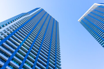 Fototapeta na wymiar Exterior of high-rise condominium and refreshing blue sky scenery_c_43