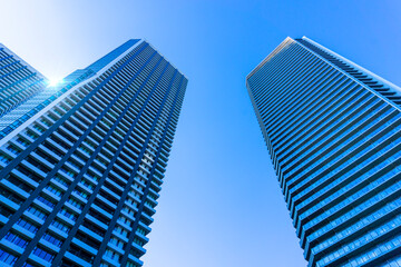 Fototapeta na wymiar Exterior of high-rise condominium and refreshing blue sky scenery_c_51