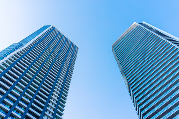 Fototapeta na wymiar Exterior of high-rise condominium and refreshing blue sky scenery_c_52
