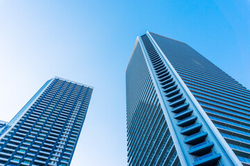 Fototapeta na wymiar Exterior of high-rise condominium and refreshing blue sky scenery_c_54