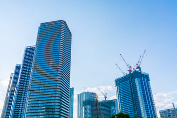 Fototapeta na wymiar Exterior of high-rise condominium and refreshing blue sky scenery_c_57