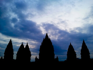 Obraz premium silhouette prambanan temple at noon