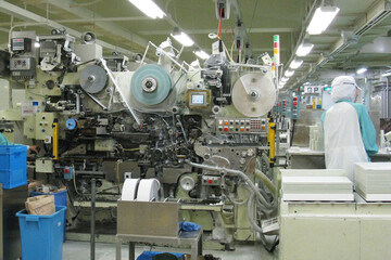 工場内の計器と機械類