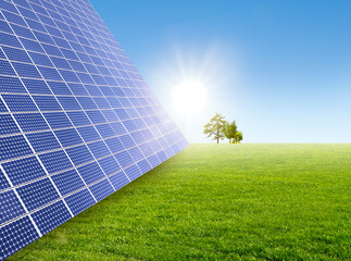 Solarpark auf grüner wiese mit Sonnenschein