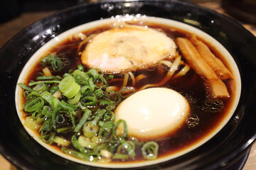 黒醤油ラーメン