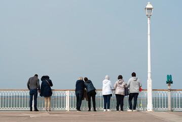 Touristes regardant le bassin d'Arcachon sur une jet&eacute;e