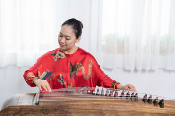 Playing the zither