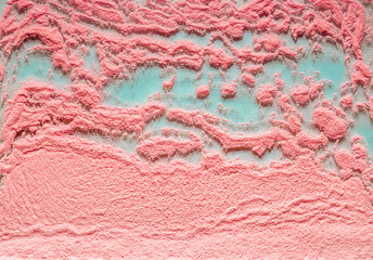 The sand background is pink on turquoise. Insular with gaps.