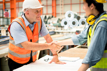 Obraz premium Professional Mechanical Engineer team Working on Personal Computer at Metal lathe industrial manufacturing factory. Engineer Operating lathe Machinery. Product quality Inspection 