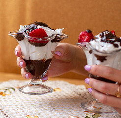 десерт из взбитых белков с шоколадом и клубникой