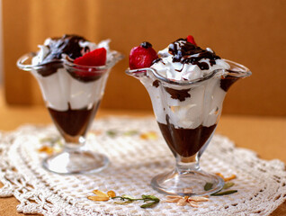 десерт из взбитых белков с шоколадом и клубникой