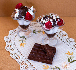 праздничный десерт в бокале с шоколадом и клубникой