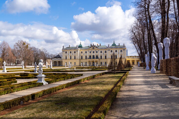 Fototapeta Wiosna w Ogrodach Pałacu Branickich w Białymstoku, Podlasie, Polska obraz