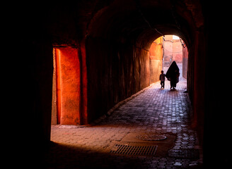 El encanto de la calles en la ciudad rosa de marruecos