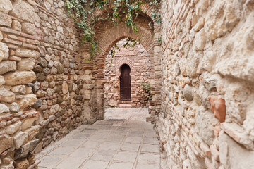 Fototapeta na wymiar Historische islamische Architektur mit Mauer, Torbogen und Eingangstür