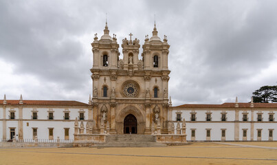Fototapeta na wymiar frontal view of the church and the Alcobaca monastery