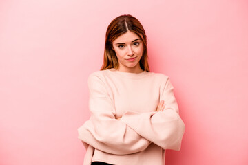 Obraz premium Young caucasian woman isolated on pink background suspicious, uncertain, examining you.