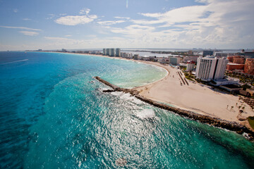 タイトルヘリコプターに乗って上空から撮影したカンクンのカリブ海