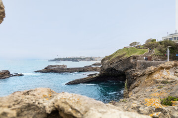 Fototapeta na wymiar Photo de la plage de Biarritz avec des pierres ainsi qu'une vue sur l'océan Atlantique.
