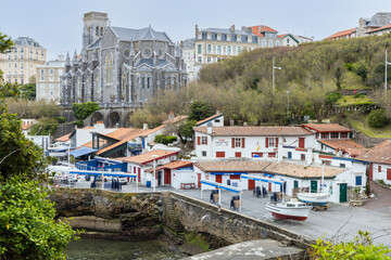 Fototapeta na wymiar Photo du Vieux port de Biarritz avec vue sur l'eglise sainte Eugenie