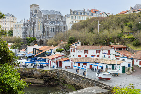 Photo du Vieux port de Biarritz avec vue sur l'eglise sainte Eugenie