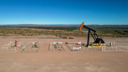 Location with oil extraction well, and secondary water injection well. Vaca Muerta (Argentina)