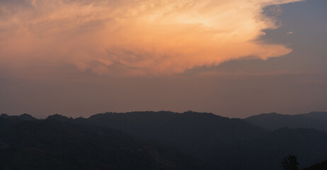 Obraz premium silhouette and panorama layer of mountain with sunset background