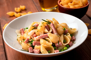 Piatto di deliziosa pasta con pisellini primavera e prosciutto cotto, Cibo Italiano 