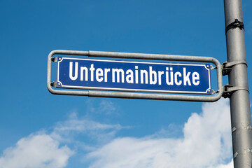 Obraz premium enamel street sign Untermainbrücke - engl: lower river Main bridge - in Frankfurt,