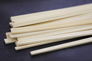 Disposable chopsticks lined up randomly to eat
