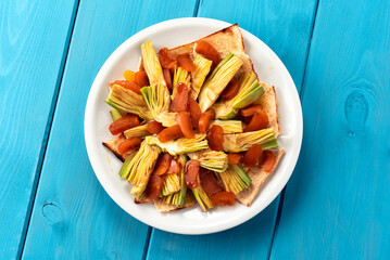 Deliziosa insalata di carciofi e bottarga, antipasto sardo, Cibo Italiano 