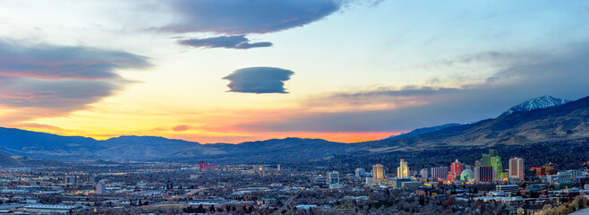 Reno, Nevada skyline at dawn - obrazy, fototapety, plakaty