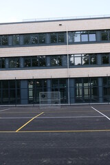 Fototapeta na wymiar FU 2020-09-07 WeidenBau 254 Vor dem Gebäude ist ein Sportplatz