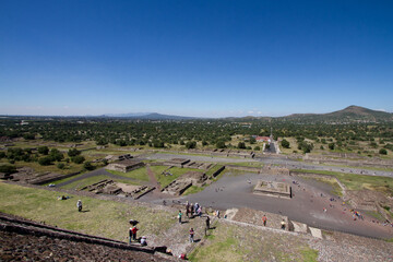 Fototapeta premium キシコの世界遺産である、古代都市遺跡、宗教都市国家ディオティワカン遺跡・太陽のピラミッドと月のピラミッド
