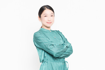 腕を組んで立っている笑顔の主婦